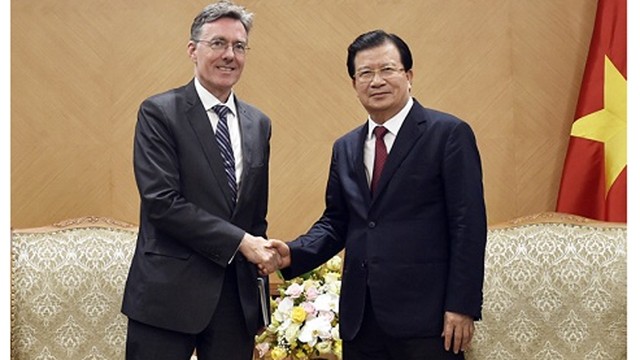 Le Vice-Premier ministre Trinh Dinh Dung (à droite) et le vice-président de l’AIIB, Joachim von Amsberg, le 11 septembre à Hanoi. Photo : VGP.