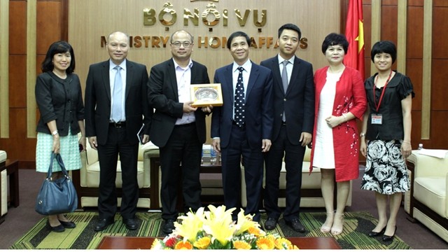 Le vice-ministre de l’Intérieur Triêu Van Cuong (3ème à droite)  et  Hieu Tom Bui, directeur du Département du développement vietnamien relevant du ministère canadien des AE (3e à gauche). Photo : moha.gov.vn.