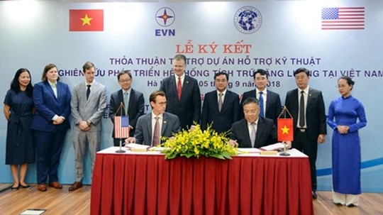 Cérémonie de signature d’une convention sur le financement du projet de recherches et de développement d’un système de stockage d’énergie au Vietnam. Photo : VNA