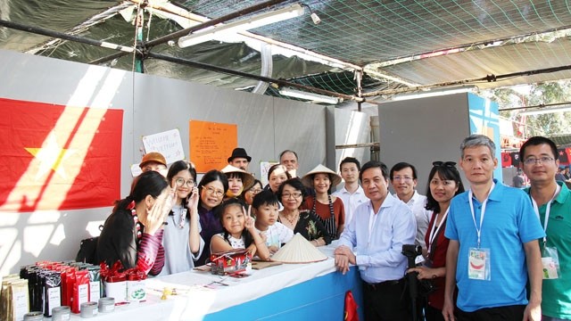 Le rédacteur en chef adjoint du Journal Nhân Dân, Lê Quôc Khanh (au centre), prend une photo souvenir avec les Vietnamiens au Portugal. Photo : VNA.