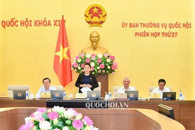 La Présidente de l’AN vietnamienne Nguyên Thi Kim Ngân (debout) lors de la 27ème réunion du Comité permanent de l’AN. Photo : Quochoi.