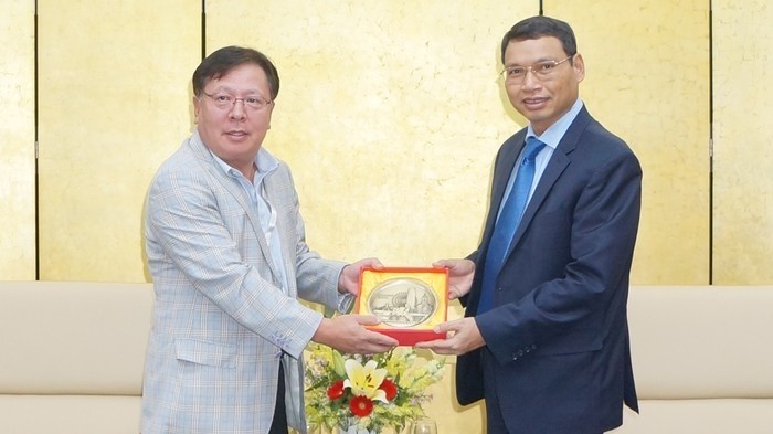 Le vice-président du Comité populaire de Dà Nang, Hô Ky Minh (à droite), et le président chargé de l’Asie du Sud-Est et de l’Océanie de la KOTRA, Kim Ki Joon. Photo: CADN.