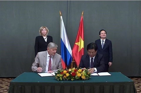 La cérémonie de signature des documents-cadres de coopération en matière de formation et de recherche scientifique entre le Vietnam et la Russie. Photo: NDEL