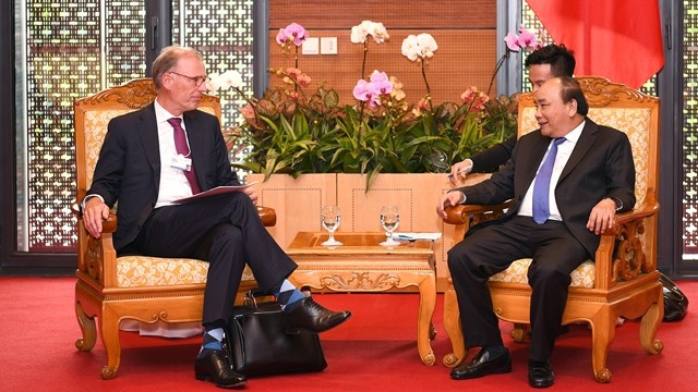 Le PM Nguyên Xuân Phuc (à droite) et le directeur général de Carlsberg, Ceest Hart, le 12 septembre à Hanoi. Photo : VGP.