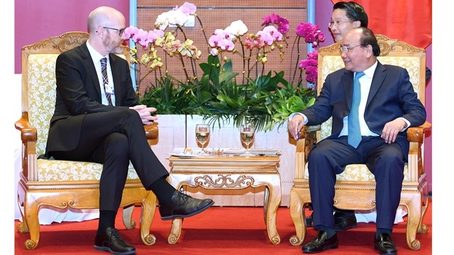 Le PM Nguyên Xuân Phuc (à droite) et le vice-président de Facebook chargé de la politique publique en Asie-Pacifique, Simon Milner. Photo : VGP.