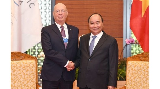 Le Premier ministre Nguyên Xuân Phuc (à droite) et le professeur Klaus Schwab. Photo : VNA/CVN