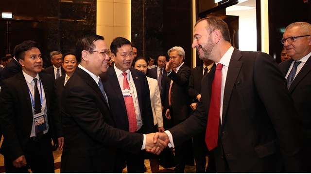 Le Vice-PM Vuong Dinh Huê s’échange avec des chefs d'entreprise mondiales et nationales afin d'écouter leurs recommandations sur le développement d'une écologie des start-ups. Photo : VGP.