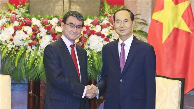Le Président vietnamien Trân Dai Quang (à droite) et le ministre japonais des Affaires étrangères Taro Kono. Photo : VNA