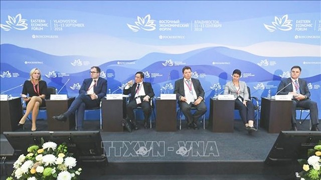 Le vice-président de l'Association des Avocats du Vietnam, Duong Thanh Bac (3e à droite),  lors du débat. Photo : VNA