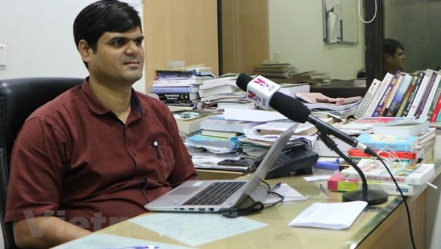 Le professeur-docteur Faisal Ahmed, chef de la Faculté de l’économie internationale de l’École de management FORE à New Delhi, en Inde. Photo : VNA