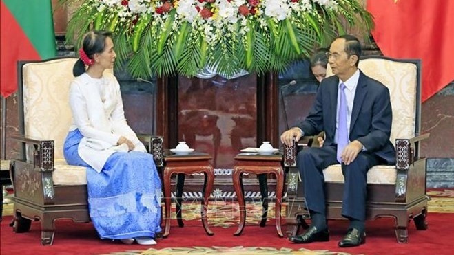 Le Président vietnamien Trân Dai Quang (à droite) et la conseillère d'État birman, Aung San Suu Kyi, le 13 septembre à Hanoi. Photo : VNA.
