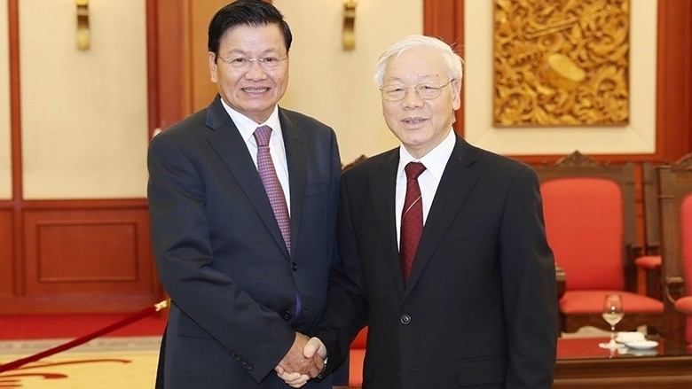 Le Secrétaire général du PCV, Nguyên Phu Trong (à droite), et le PM laotien Thongloun Sisoulith. Photo : VNA.