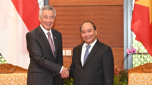 Le PM vietnamien Nguyên Xuân Phuc (à droite) et son homologue singapourien Lee Hsien Loong, le 12 septembre à Hanoi. Photo : VGP.
