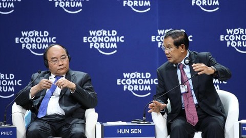 Le Premier ministre vietnamien Nguyên Xuân Phuc (gauche) et son homolgue cambodgien Samdech Techo Hun Sen, à la séance sur la nouvelle vision de la région du Mékong. Photo : VNA