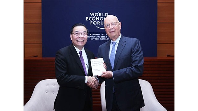 Le ministre des Sciences et des Technologies Chu Ngoc Anh reçoit le président exécutif du FEM Klaus Schwab. Photo : http://kinhtedothi.vn