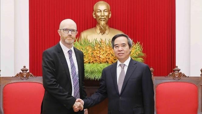 Le chef de la Commission centrale de l'Économie du PCV, Nguyên Van Binh (à droite), et le vice-président de Facebook, Simon Milner. Photo : VNA. 