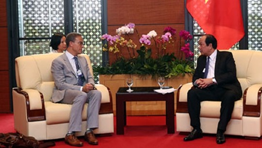 Le ministre, président du bureau gouvernemental, Mai Tiên Dung (à droite), reçoit Demetrios Marantis, vice-président du groupe Visa. Photo : VGP