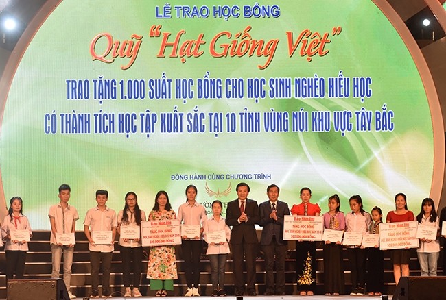Remise des bourses scolaires « Semence du Vietnam ». Photo: NDEL.