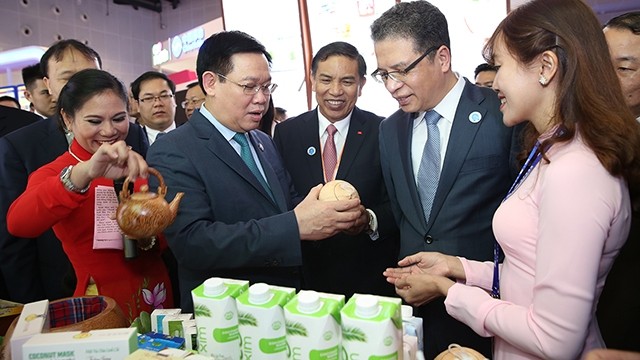 Le vice-Premier ministre Vuong Dinh Huê visite le stand d’une entreprise de la province vietnamienne de Bên Tre. Photo: daidoanket.vn