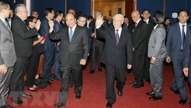 Le Secrétaire général du Parti communiste du Vietnam Nguyên Phu Trong (à droite), le Premier ministre Nguyên Xuân Phuc sont allés à la cérémonie d'ouverture du WEF ASEAN 2018. Photo : VNA