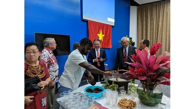 L'ambassadeur Ngô Huong Nam rencontre la communauté des Vietnamiens au Vanuatu. Photo: L'Ambassade du Vietnam en Australie et au Vanuatu.