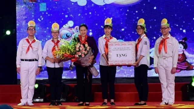 La Présidente de l’AN Nguyên Thi Kim Ngân offre des cadeaux et des bourses aux enfants lors de l'événement. Photo : NDEL