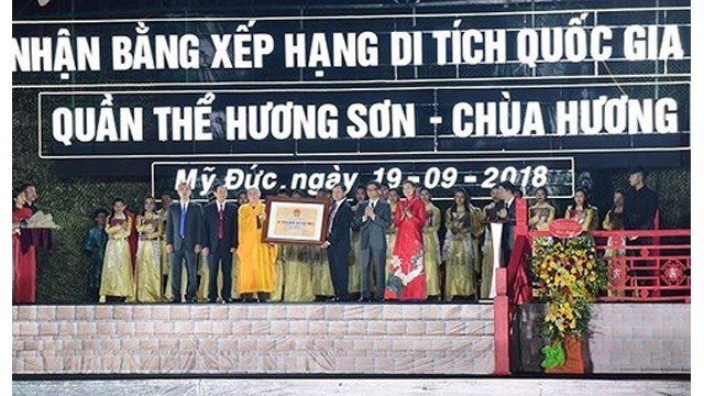 le Vice-Premier ministre Vu Duc Dam, remet le certificat de reconnaissance du complexe de pagodes de Huong Son en tant que patrimoine national exceptionnel,. Photo: ANTD