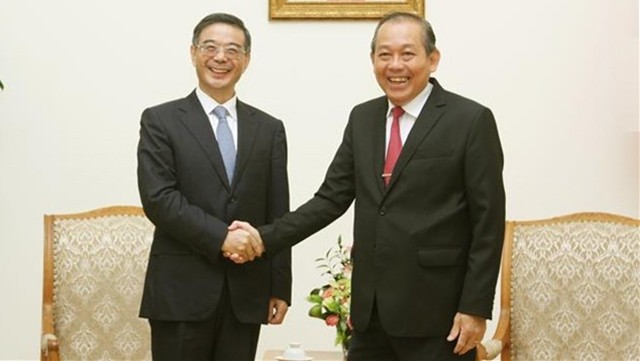 Le vice-Premier ministre permanent Truong Hoa Binh (droite) et le président de la Cour populaire suprême chinoise, Zhou Qiang. Photo : VNA