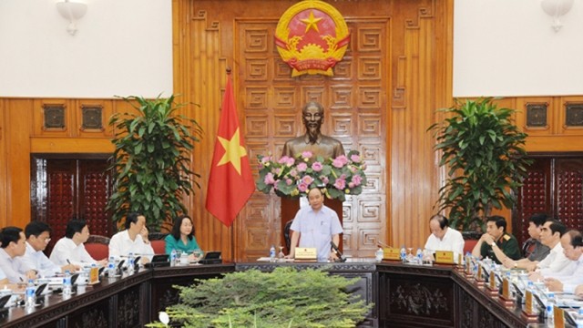 Le PM Nguyên Xuân Phuc (debout) prend la parole lors de la séance de travail avec les dirigeants de la province de Lang Son, le 24 septembre à Hanoi. Photo : Trân Hai/NDEL.
