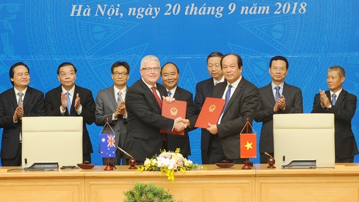 Le ministre et président du Bureau gouvernemental Mai Tiên Dung et l’ambassadeur d’Australie au Vietnam Craig Chittick signent les accords de coopération sur le e-gouvernement. Photo : Trân Hai/NDEL