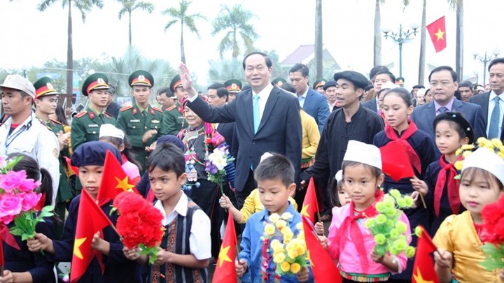 Le Président Trân Dai Quang et les minorités ethniques dans le village culturel des ethnies du Vietnam. Photo : baoquocte