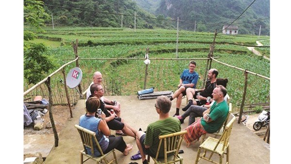 S’immerger dans la culture locale est une expérience inoubliable pour les touristes étrangers séjournant chez l’habitant à Quang Uyên et Trùng Khanh. Photo : CVN