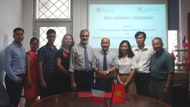 Cérémonie de signature du mémorandum de coopération entre l’IFI et l’Université des sciences et des technologies de Hanoi. Photo : IFI.
