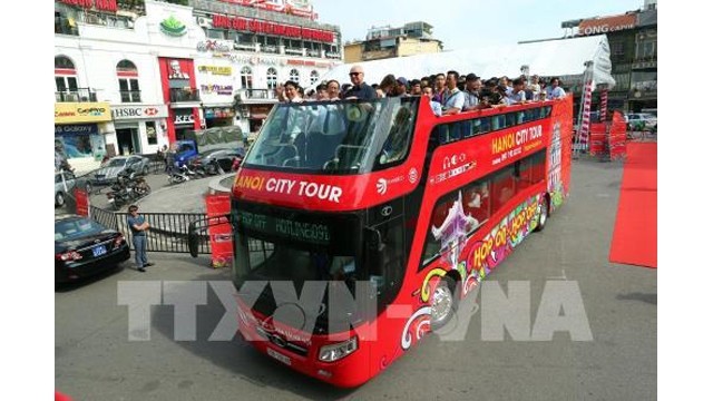 Le bus à deux étages pour les touristes. Photo : VNA