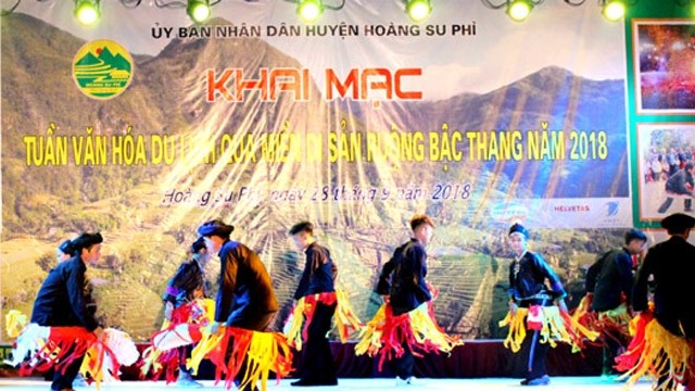 Les gens jouent la danse « Ngua giây » des Nung lors de la cérémonie d’ouverture. Photo : http://baohagiang.vn/