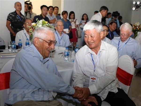 Des pilotes de vétérans vietnamiens et américains se sont réunis à Hanoi le 3 octobre. Photo : VNA.