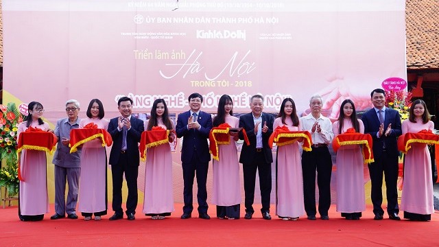 La cérémonie d’inauguration l’exposition photographique « Hanoi dans mon cœur » 2018. Photo : kinhtedothi.vn