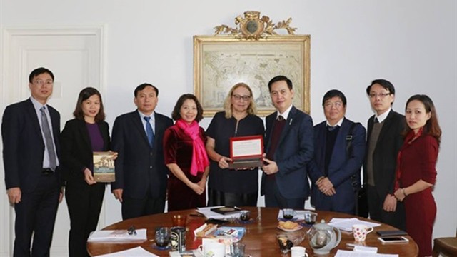 La délégation du Département d'État de gestion des documents et des archives relevant du ministère de l’Intérieur du Vietnam en visite de travail  au Département des Archives du Ministère français de la Culture et de l’Information. Photo : nongnghiep.vn