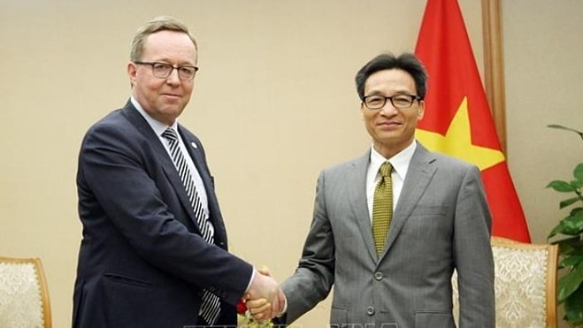 Le Vice-PM Vu Duc Dam (à droite) et le ministre finlandais Mika Tapani Lintila, le 15 octobre à Hanoi. Photo : VNA.
