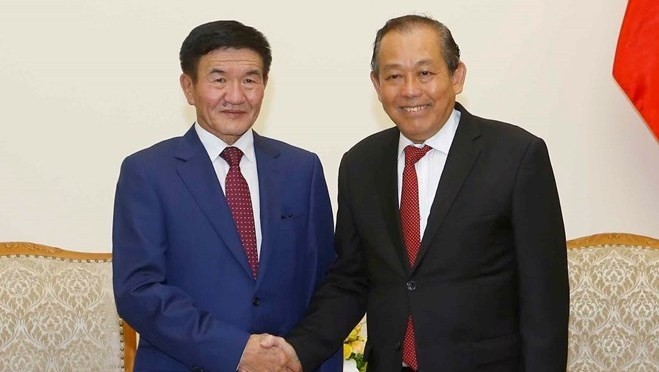 Le Vice-PM Truong Hoa Binh (à droite) et le ministre mongol Tsend Nyamdorj, le 15 octobre à Hanoi. Photo: VNA.