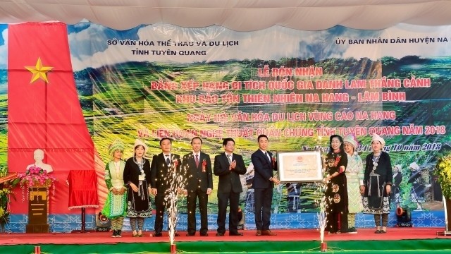 Cérémonie de remise du certificat classant la Réserve naturelle de Na Hang-Lam Binh au site touristique national. Photo : NDEL