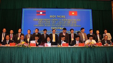 Les provinces du Vietnam et du Laos signent le protocole d’accord de coopération en matière de prévention et de lutte contre la criminalité liée à la drogue. Photo : VNA/CVN