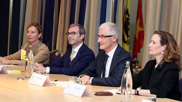 Le ministre-président flamand Geert Bourgeois (2e à droite) lors de sa rencontre avec le Premier ministre Nguyên Xuân Phuc, le 17 octobre à Bruxelles. Photo : VNA.