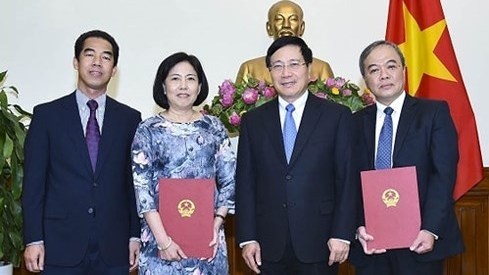 Le Vice-PM et ministre vietnamien des AE Pham Binh Minh (2e à droite) et deux nouveaux consuls généraux vietnamiens à Vancouver et à Vladivostok. Photo: VOV.