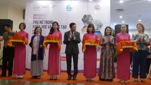 Les délégués coupent la bande d’inauguration de l’exposition « Les femmes dans les sciences et l’innovation». Photo : kinhtedothi.vn