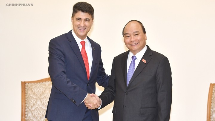 Le Premier ministre Nguyên Xuân Phuc et Calin Dragan, président du BIG de Coca-Cola. Photo : VGP