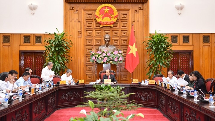 Le Premier ministre Nguyên Xuân Phuc a eu une séance de travail avec des autorités de la province centrale de Thua Thiên-Huê. Photo : VGP