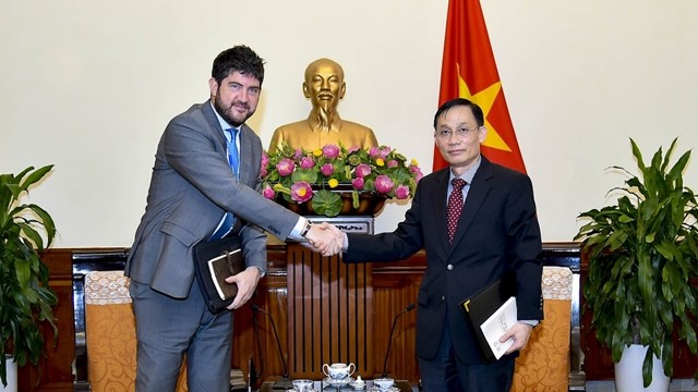 Le vice-ministre des AE Lê Hoài Trung (à droite) et  Michael Croft, représentant en chef du Bureau de l'UNESCO au Vietnam, le 22 octobre à Hanoi. Photo :baoquocte.vn.