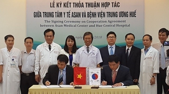 Lors de la cérémonie de signature d’un accord de coopération entre l’Hôpital central de Huê et le Centre médical sud-coréen ASAN. Photo : NDEL