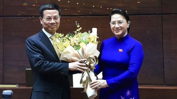 La Présidente de l'AN, Nguyên Thi Kim Ngân, a félicité le ministre de l'Information et des Communications, Nguyên Manh Hùng (à gauche). Photo : NDEL.